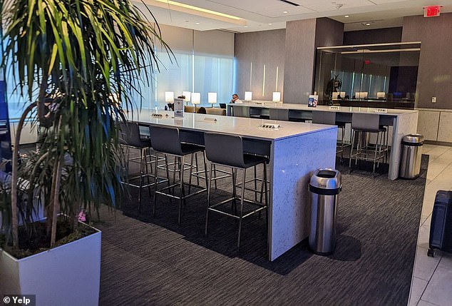 United Club amenities include snacks, free WiFi, travel assistance and free bar service