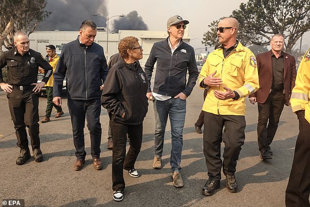 Democratic U.S. Senator Alex Padilla of California (2-L), Los Angeles Mayor Karen Bass (CL) and California Governor Gavin Newsom (CR) tour an area damaged by the Palisades Wildfire in the Pacific District Palisades