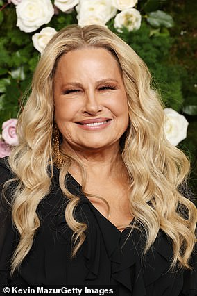 As Hollywood star Jennifer Coolidge appears unrecognizable at the Golden