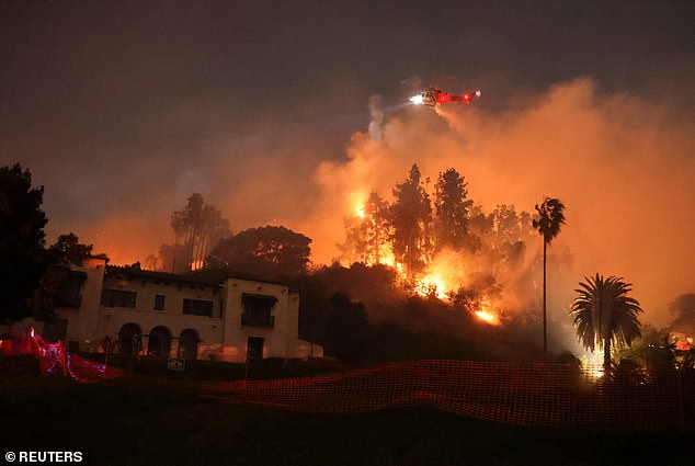 Flames rise from the Sunset Fire in the hills overlooking the Hollywood area of ​​Los Angeles.